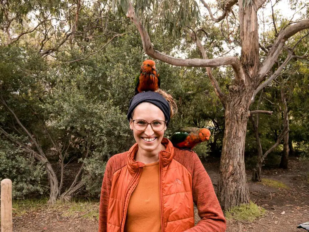 Sara mit Papageien aufm Kopf und der Schulter