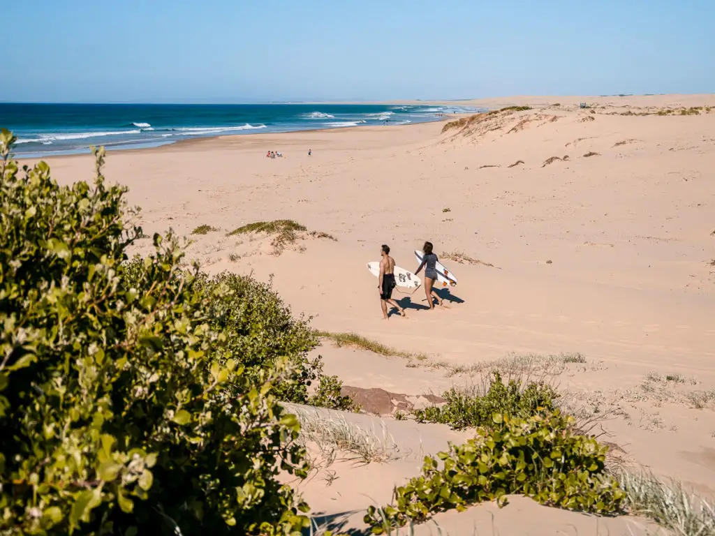 Port Stephens Australien: Zwei Surfer in der Stockton Sanddüne