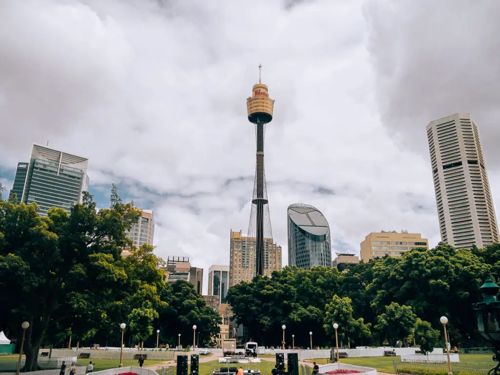 Der Sydney Tower und im Vordergrund der Hyde Park