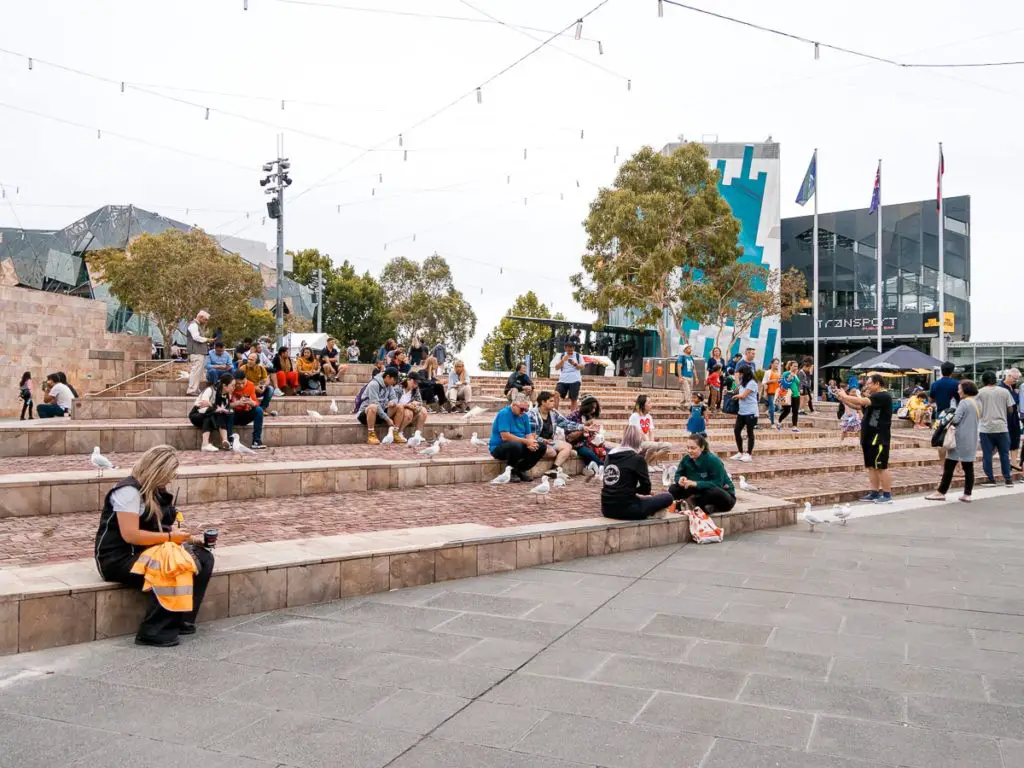 Leute am Federation Square in Melbourne