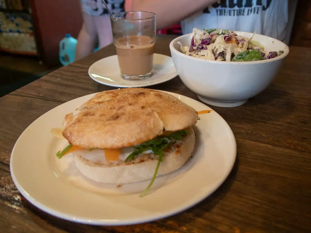 Burger und Saladbowl im Lentil as Anything Restaurant in Melbourne