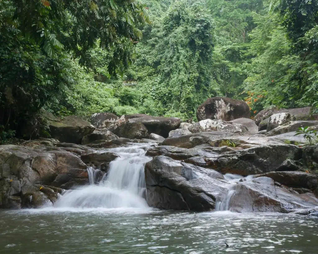 Ein Wasserfall auf der Insel Tioman