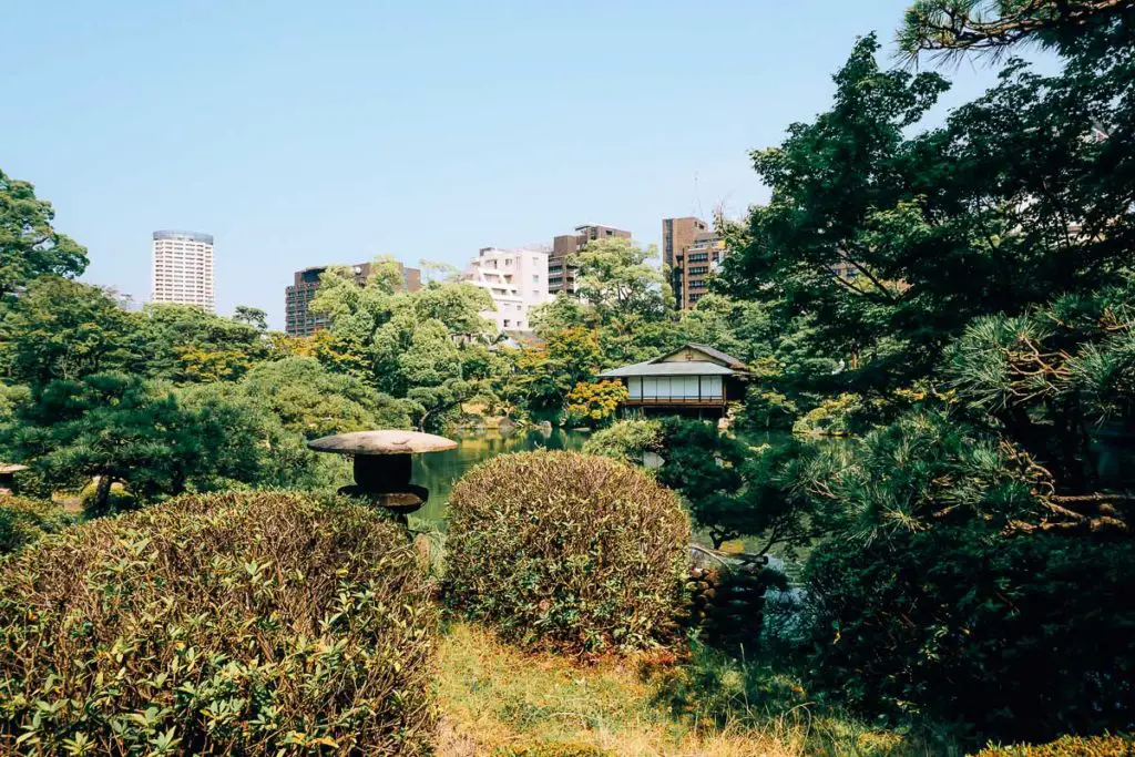Der Sorakuen Garden und die Stadt Kobe in Japan