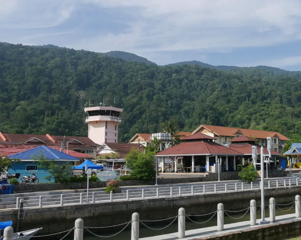 Der Hafen Tekek in Malaysia