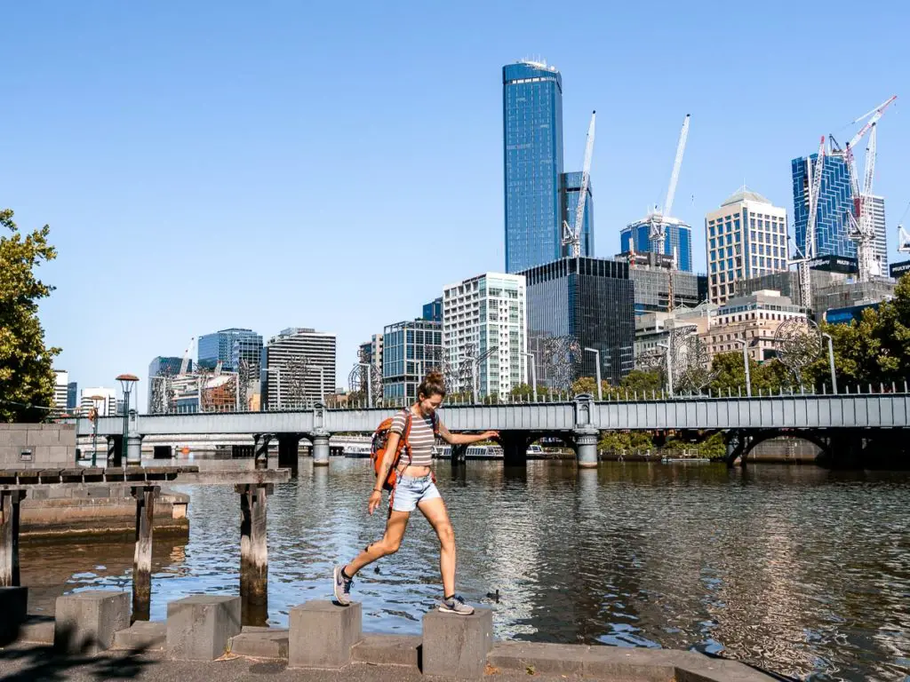 Sara am Yarra River mit der Melbourne Skyline im Hintergrund
