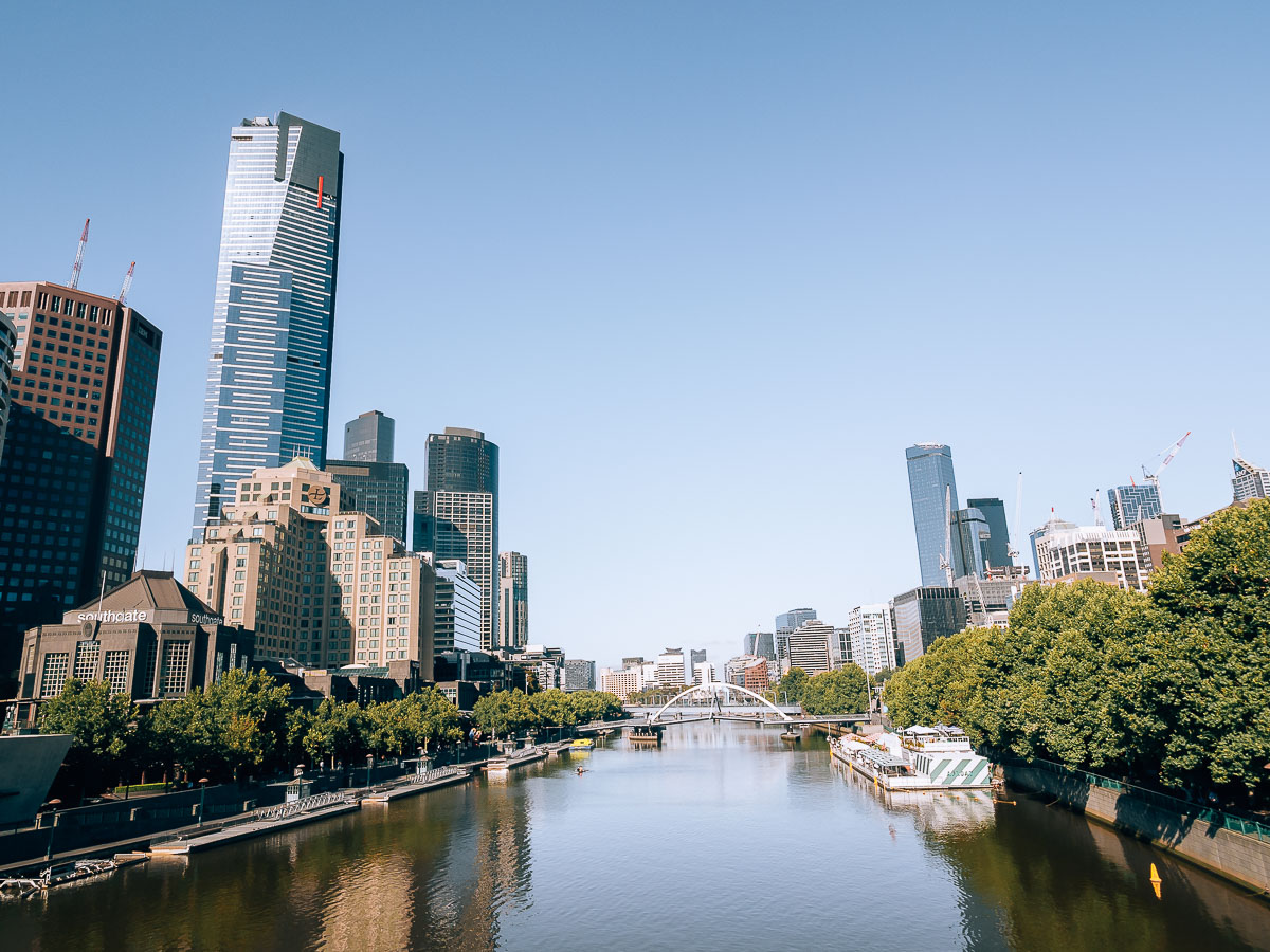 Der Yarra River mit Hochhäusern in Melbourne