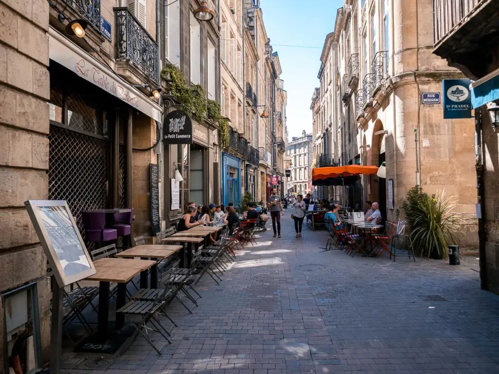 Gasse mit Restaurants in der Altstadt von Bordeaux