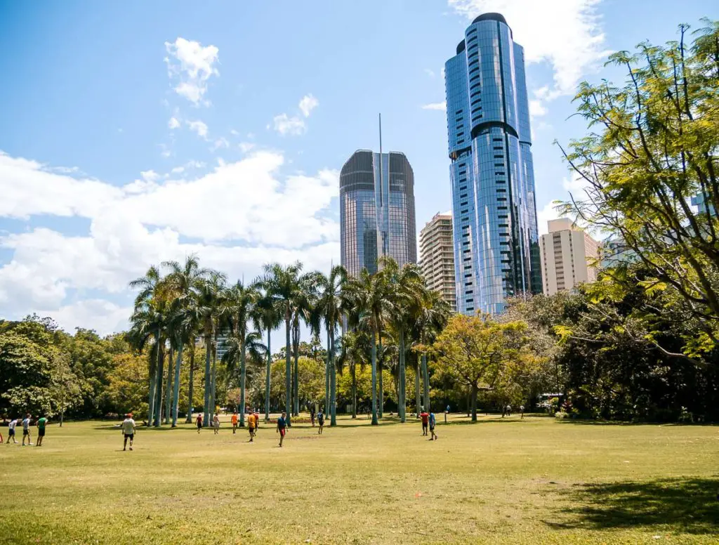 Die Skyline und Fußballer im City Botanic Gardens