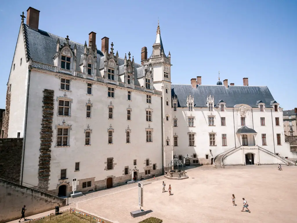 Im Innenhof des Chateau des Ducs Bretagne