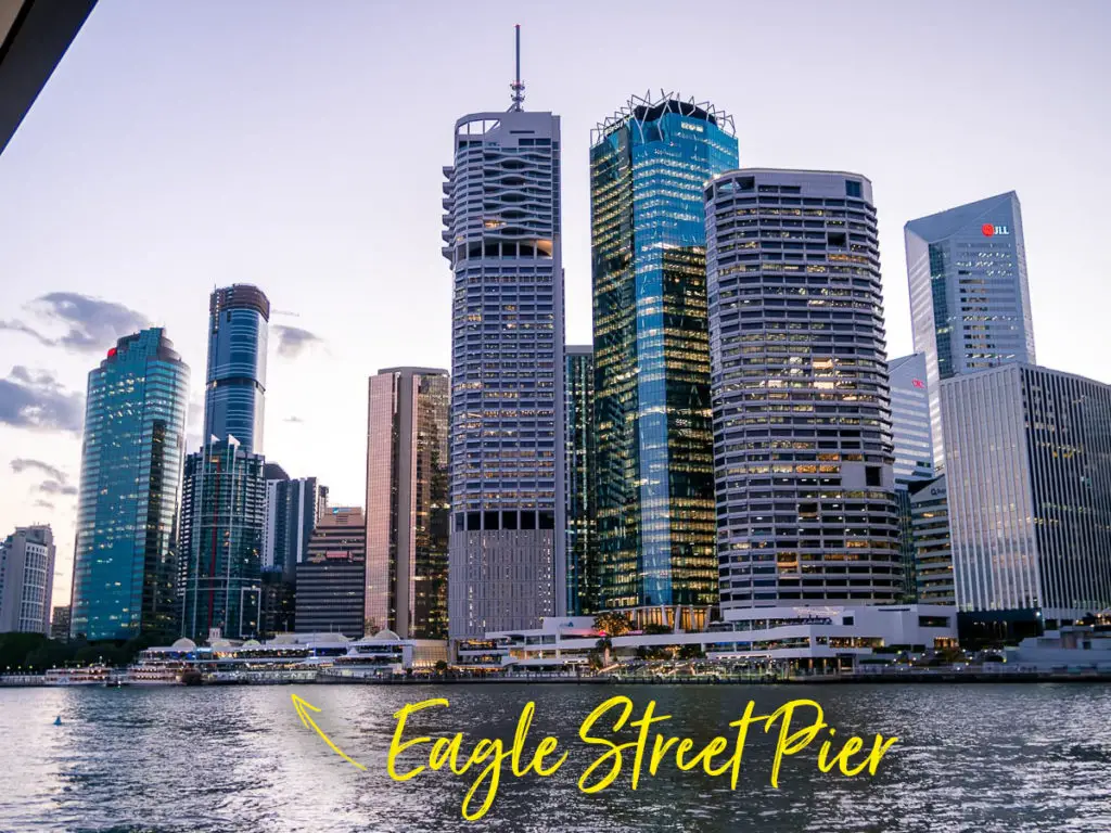 Eagle Street Pier und die Skyline in Brisbane