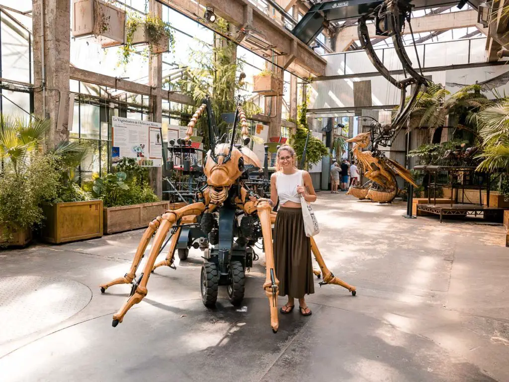 Sara mit einem Robotertier im Galerie de Machines