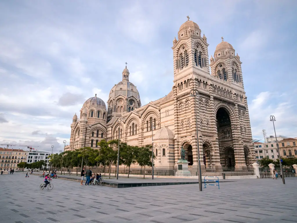 Eine weitere tolle Sehenswürdigkeit ist die Kathedrale von Marseille