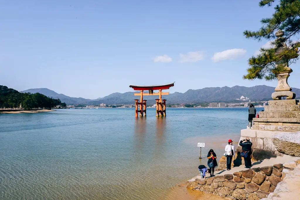 Das Torii-Tor am Itsukushima Schrein auf der Insel Miyajima