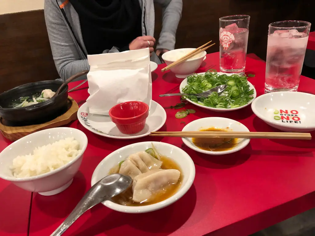 Tisch voller Essen im Restaurant No Gyoza No Life