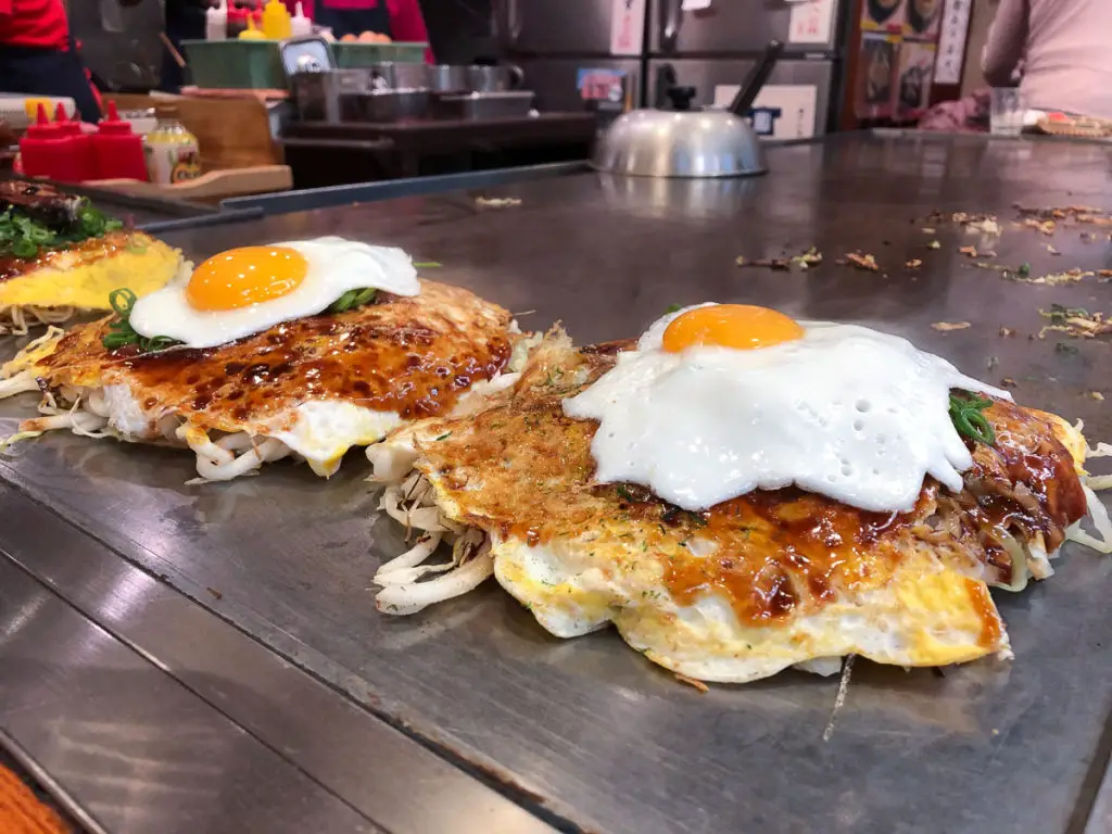 Der japanische Pfannkuchen Okonomiyaki