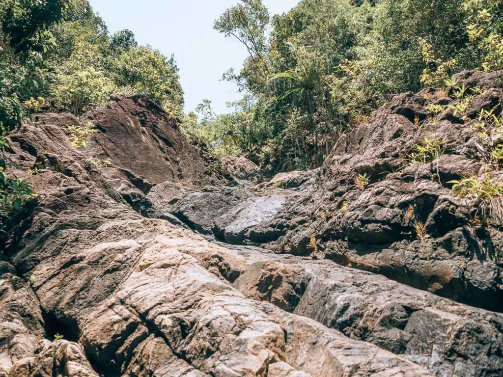 Steine ohne Wasser am Paradise Wasserfall in Thailand