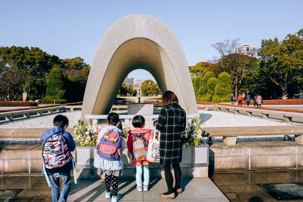 Frau mit Kindern am Victims Memorial Cenotaph in Hiroshima Japan