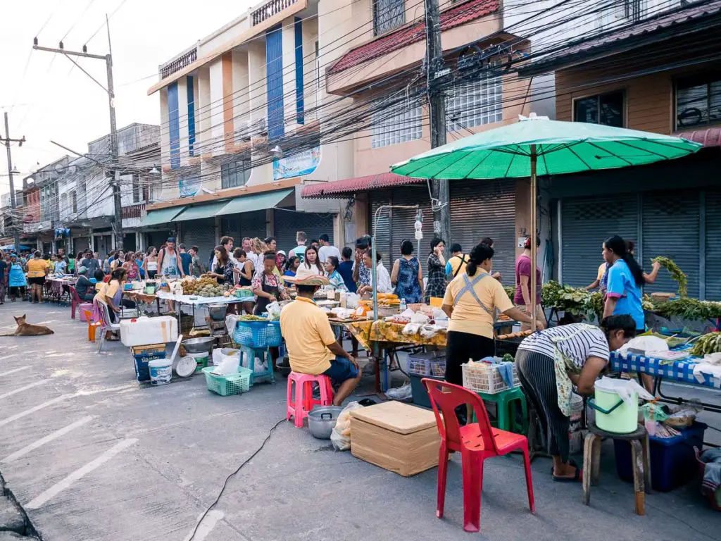 Verkaufsstände an der Walking Street in Thong Sala