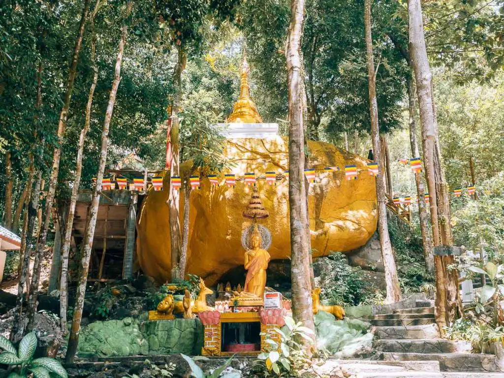 Goldener Fels im Tempel Wat Paa Sang Tham