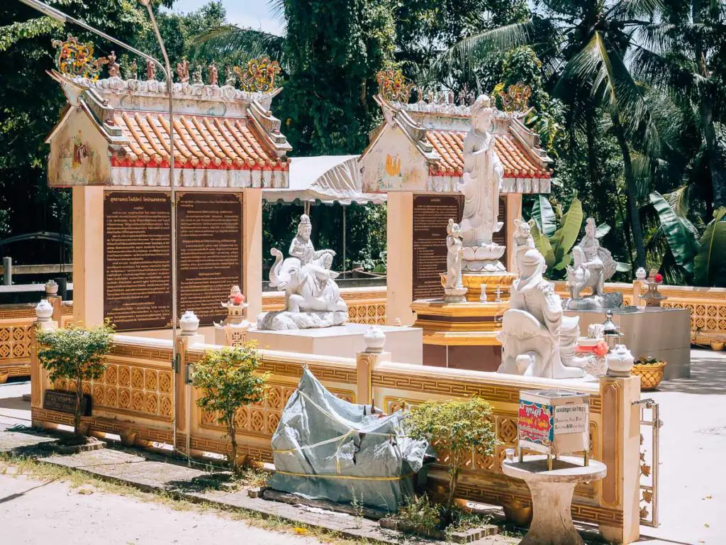 Chinesische Götter im Wat Paa Sang Tham Tempel