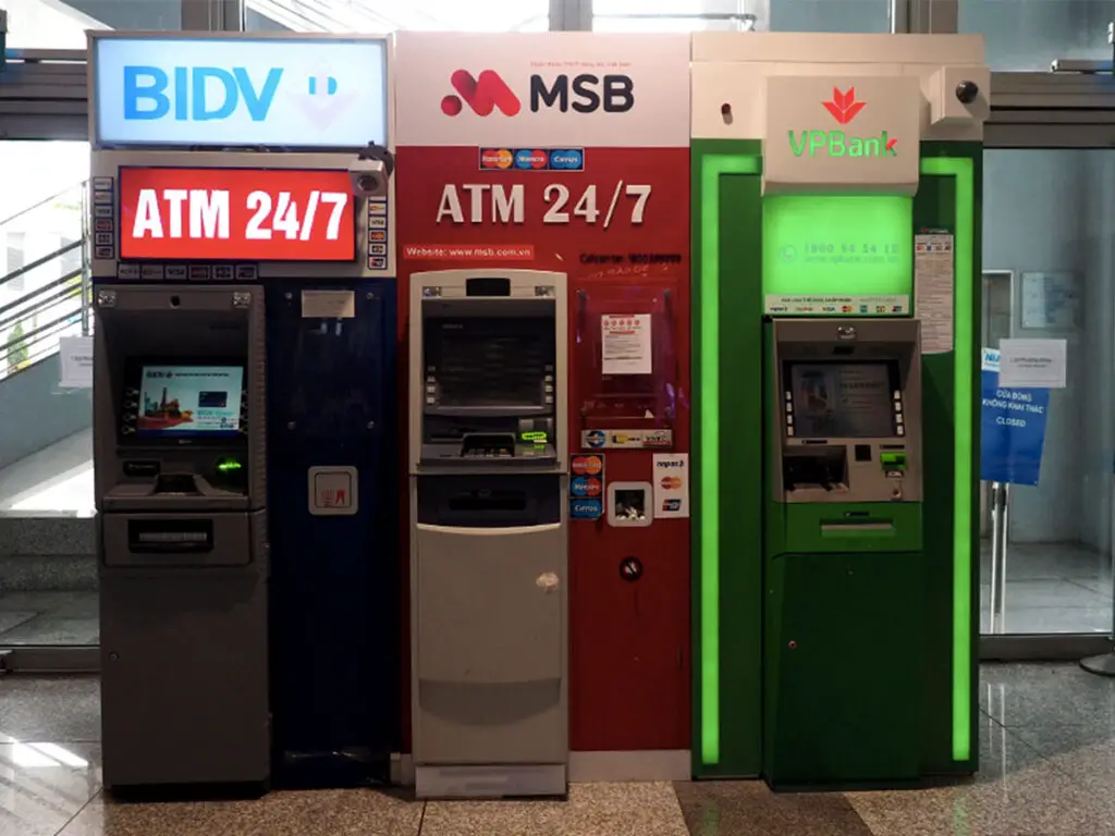 Drei Geldautomaten in Vietnam