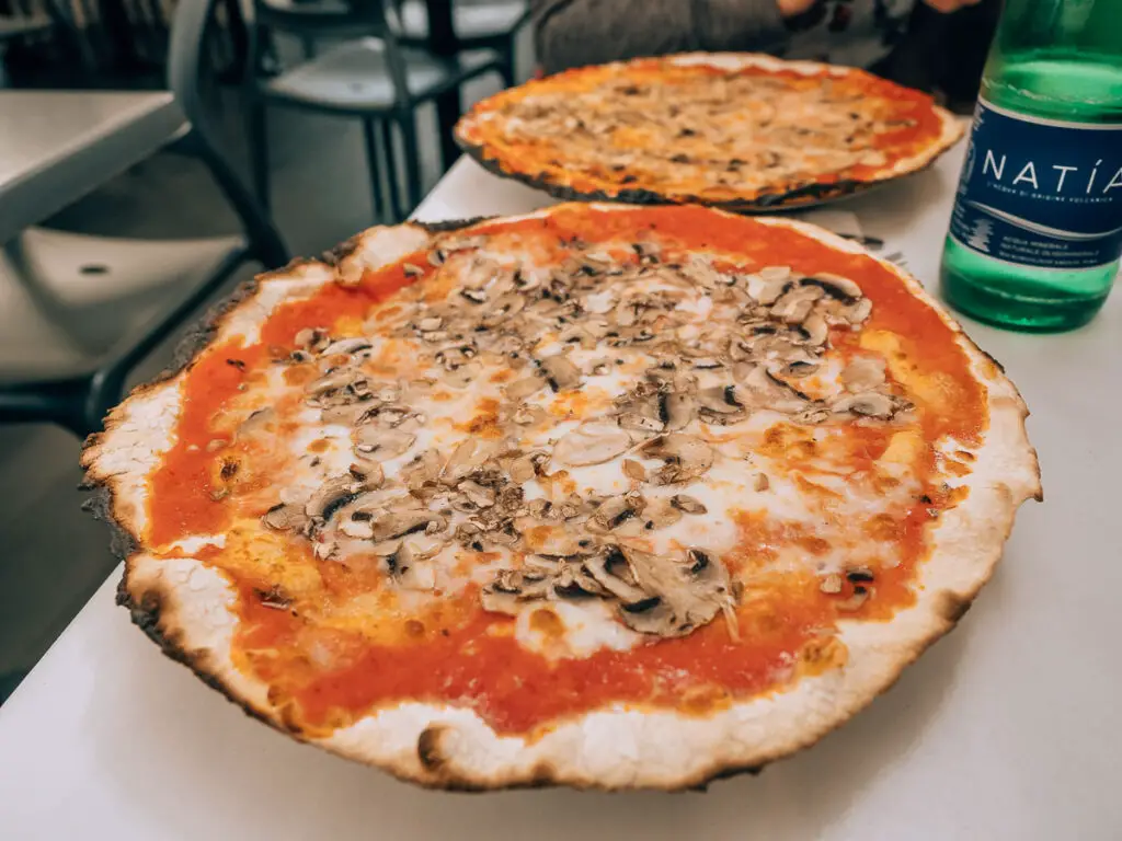 Pizza Funghi im La Montecarlo Rom