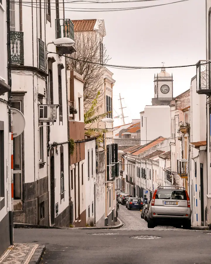 Gasse in der Altstadt von Ponta Delgada
