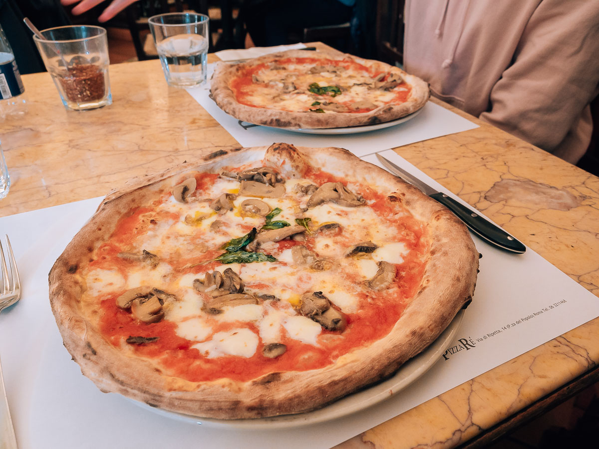 Leckere Funghi Pizza in Rom