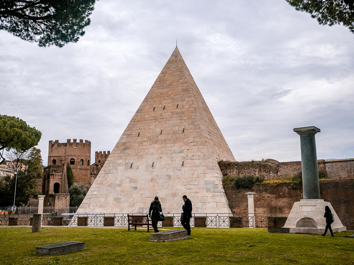Die Pyramide steht in Rom