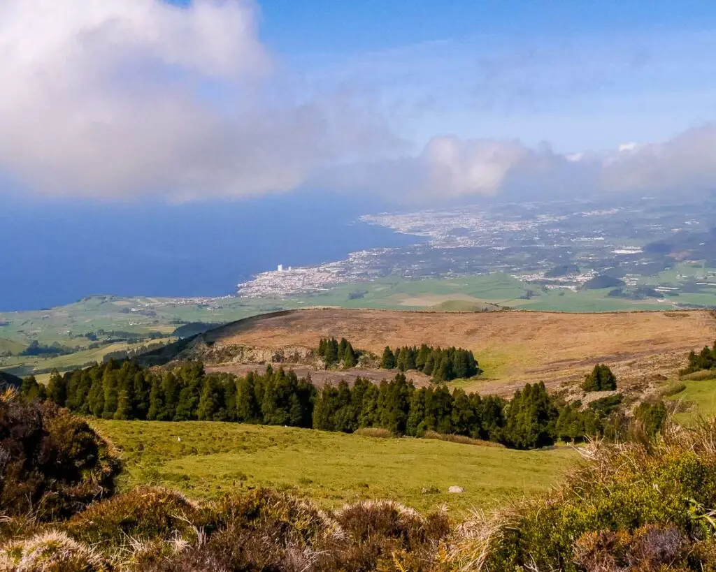 Blick auf Ponta Delgada vom Pico Barossa