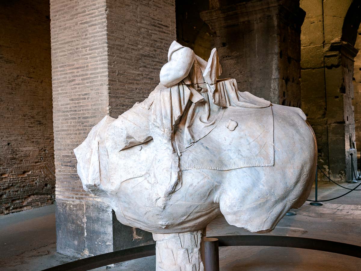 Römische Skulptur im Kolosseum in Rom