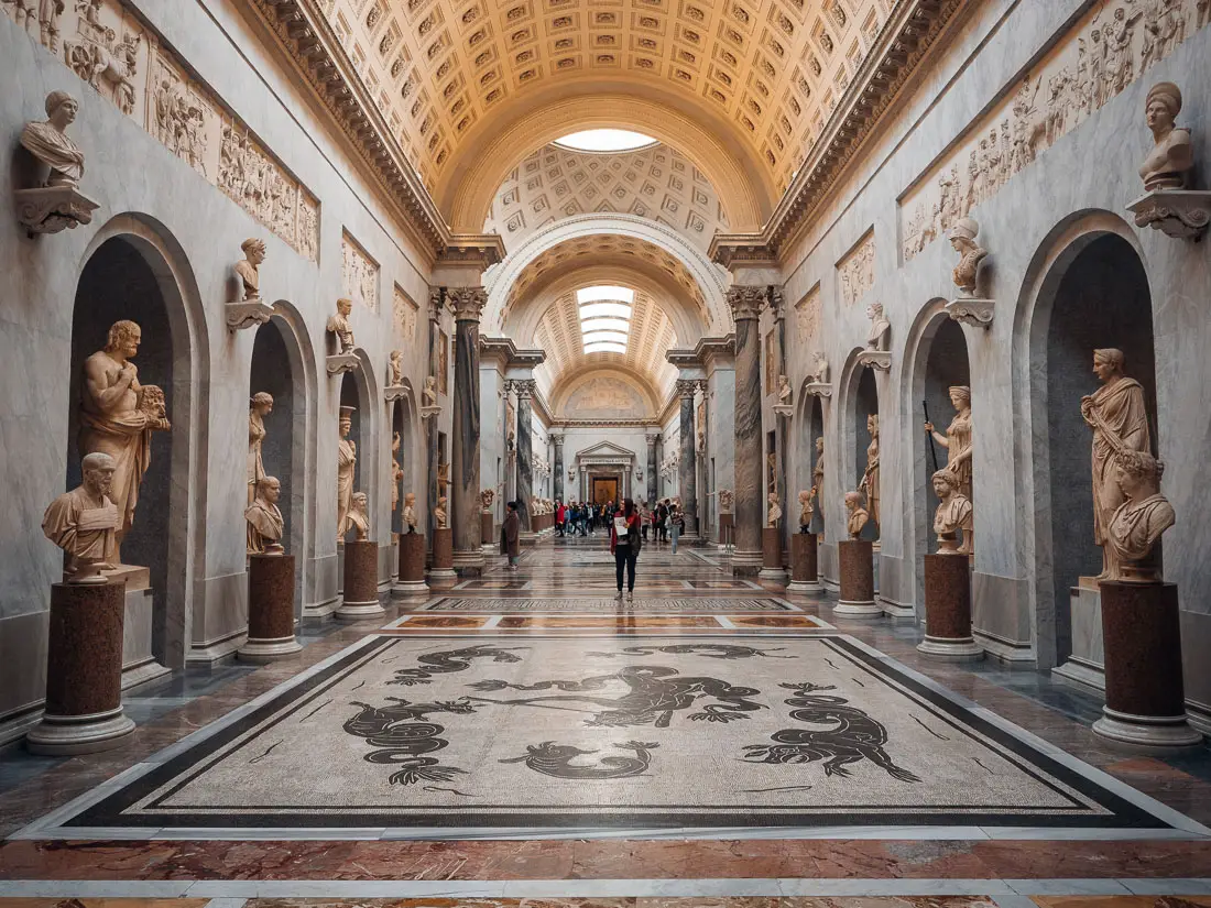 Die Halle Braccio Nuovo in den Vatikanischen Museen