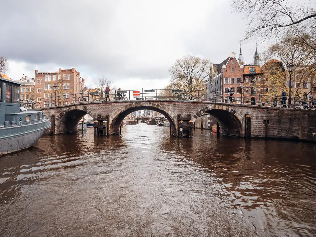 Grachtenkanal in Amsterdam während einer Grachtenfahrt