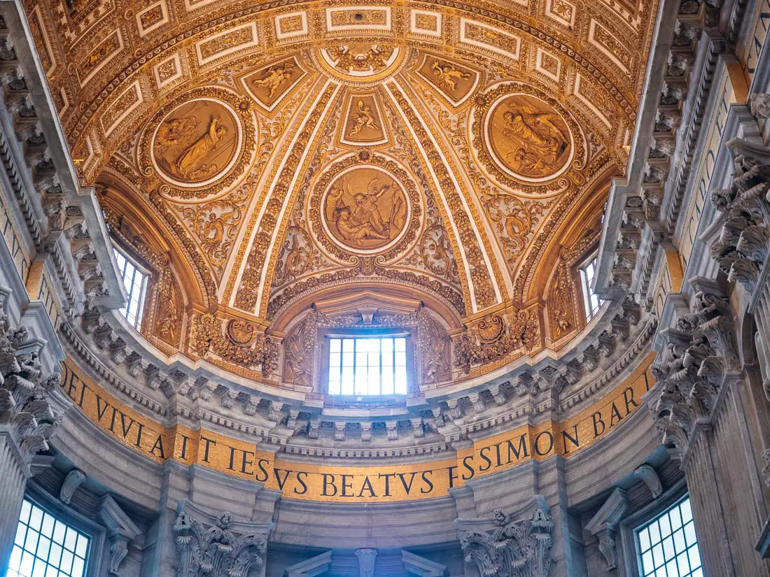 Vergoldete Decke im Petersdom in Rom