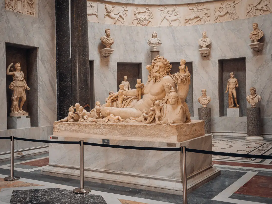 Marmorfigur im Vatikanischen Museum in Rom