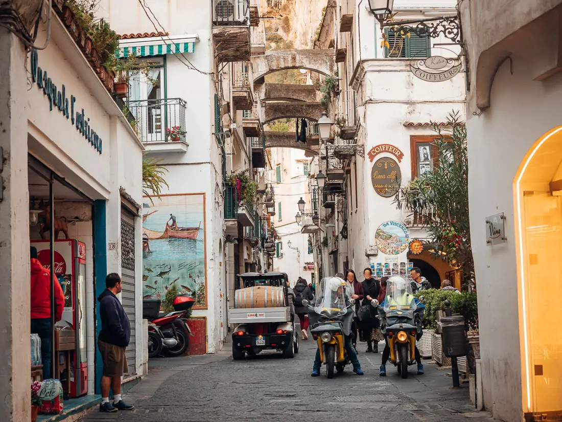 Amalfi Sehenswürdigkeiten: Gasse in der Stadt