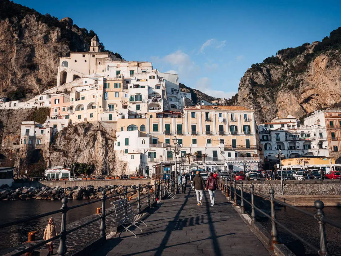 Die Uferpromenade in Amalfi, Italien