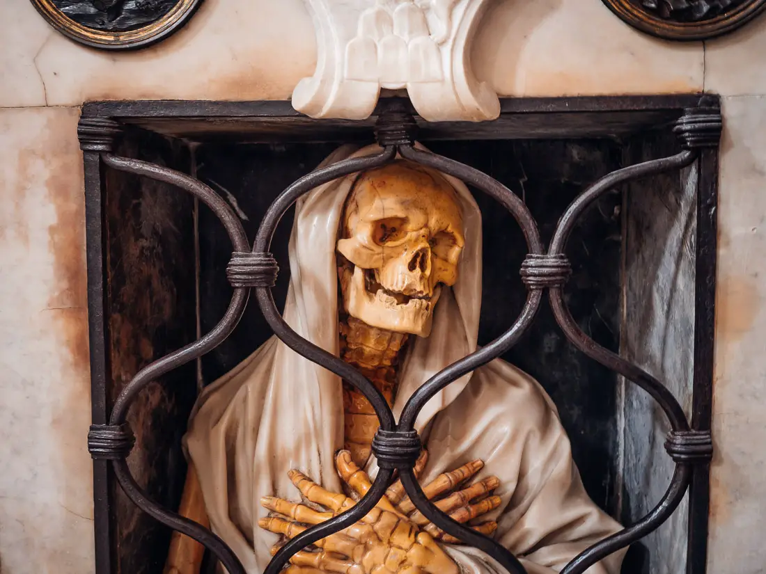Kirchen in Rom: Skelett in der Basilika