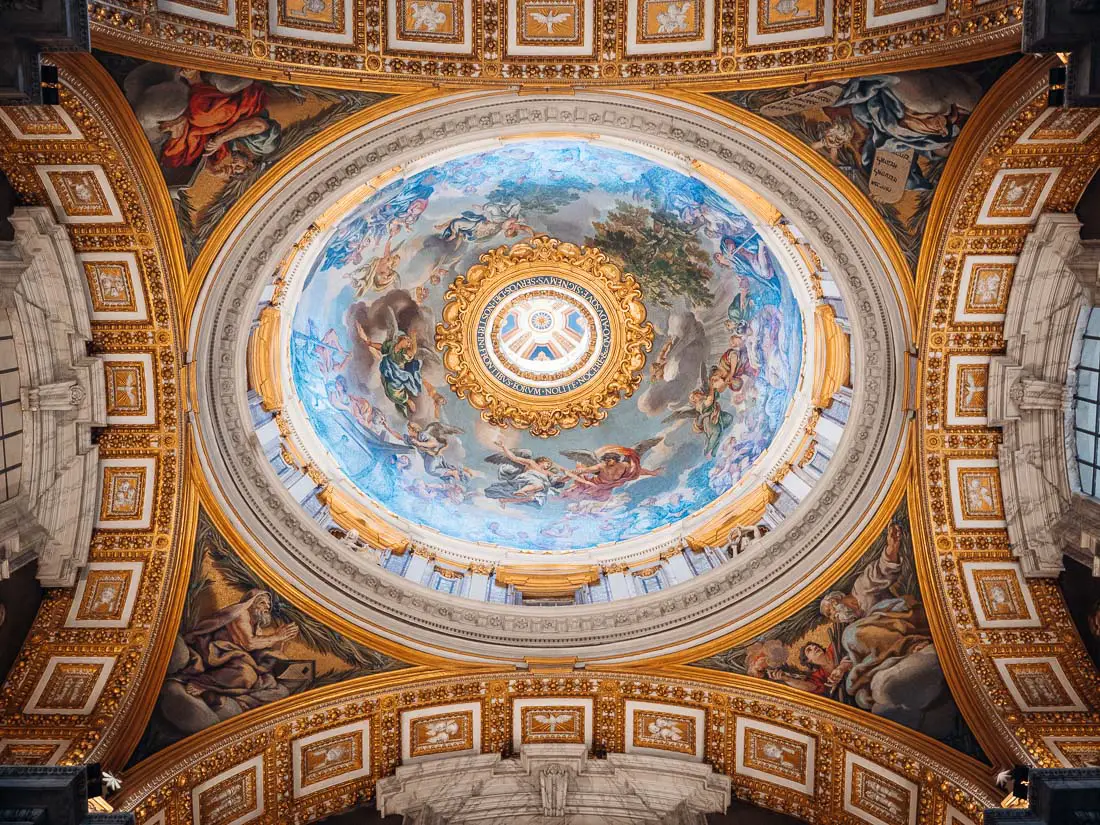 Wunderschöne Decke im Petersdom in Rom