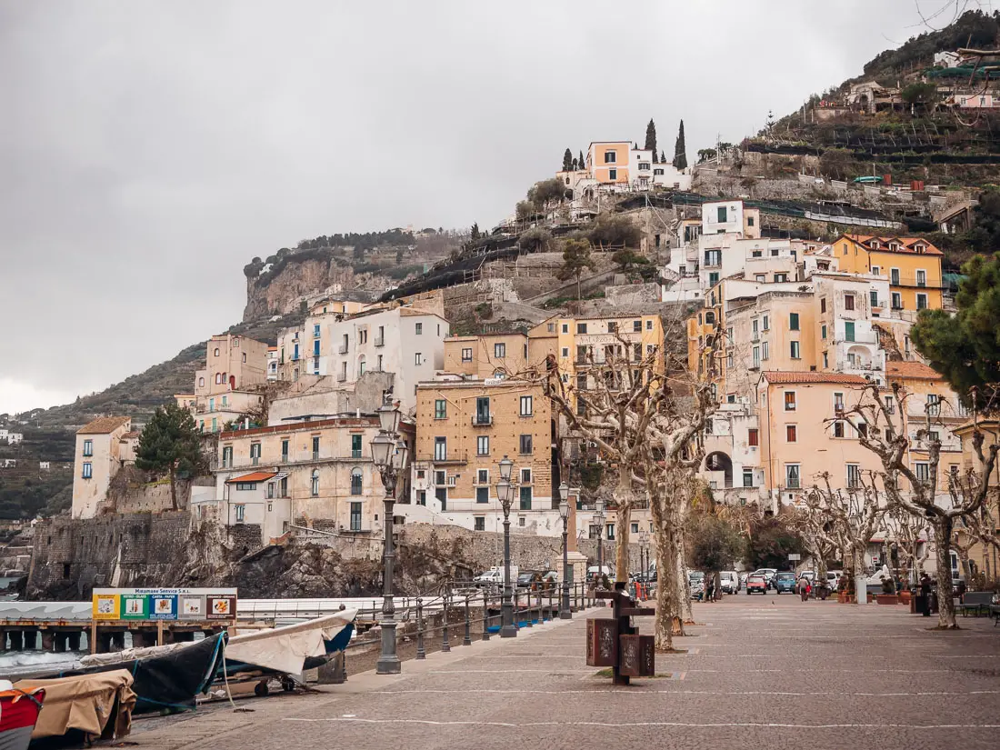 Die Hafenpromenade in Minori, Amalfiküste