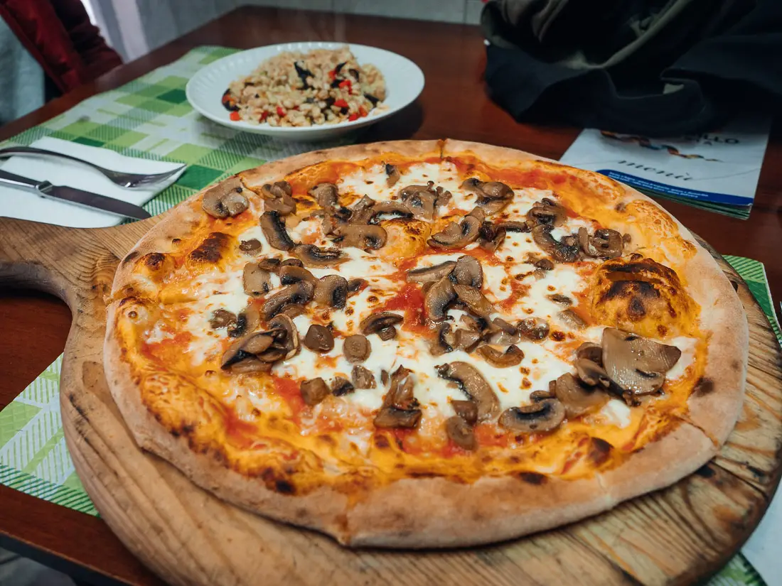 Pizza Funghi in der Pizzeria A Gradillo in Ravello