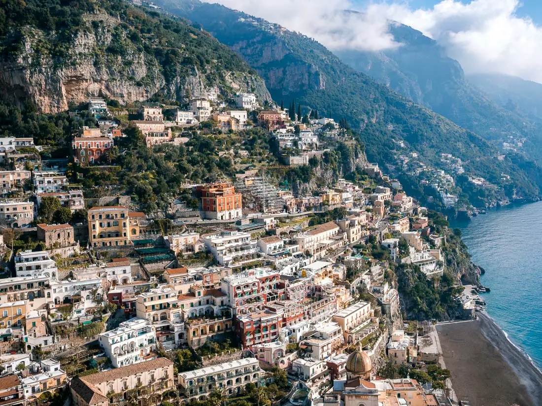 Blick auf Positanos bunte Häuser an der Amalfiküste
