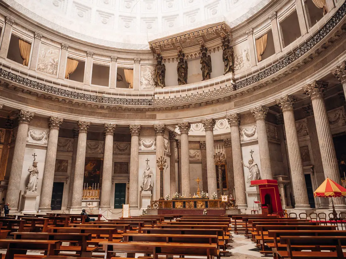 Die Basilica di San Francesco von Innen