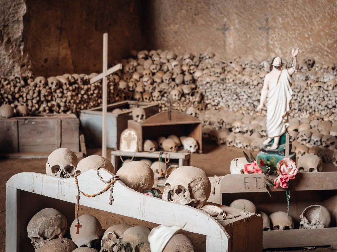 Neapel Sehenswürdigkeiten: Totenköpfe im Cimitero delle Fontanelle