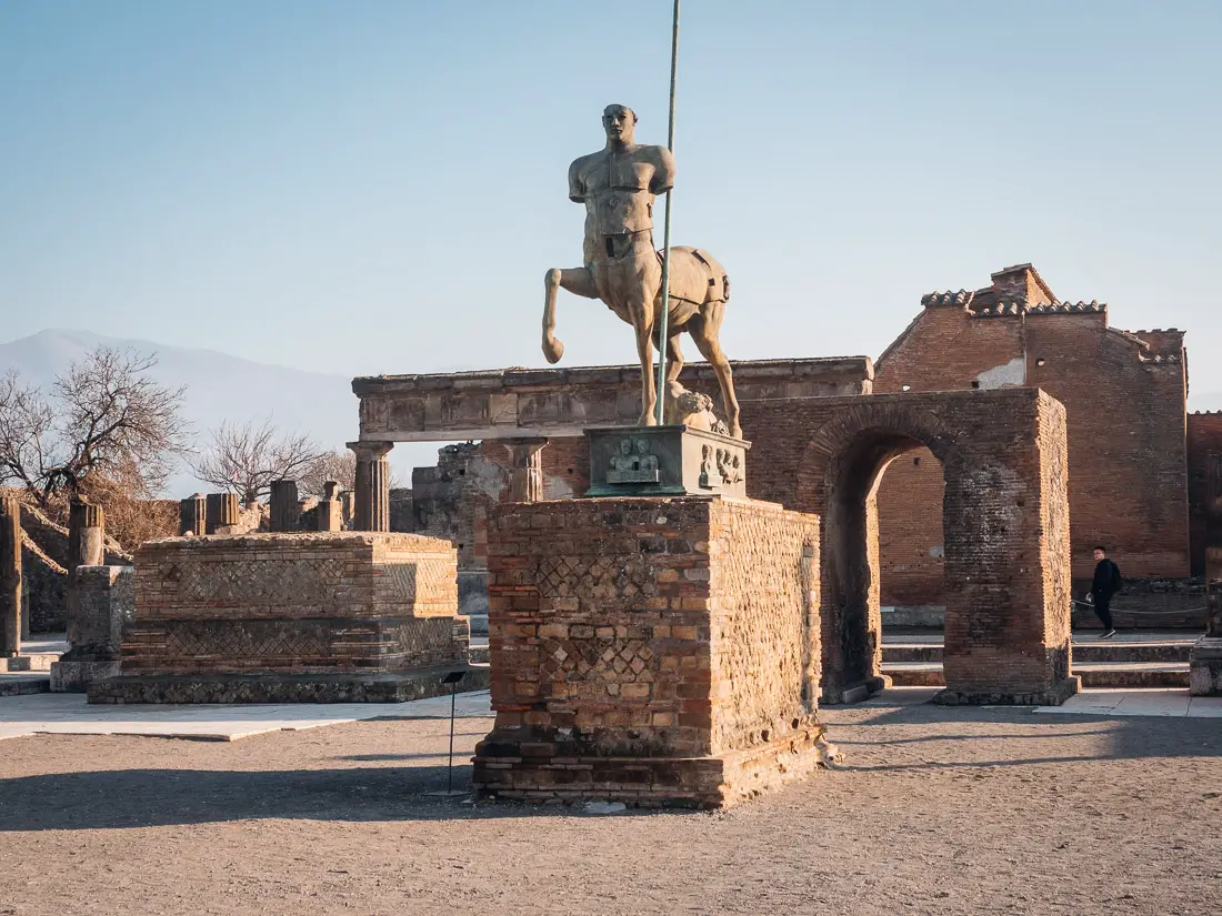 Statue am Marktplatz in Pompeji