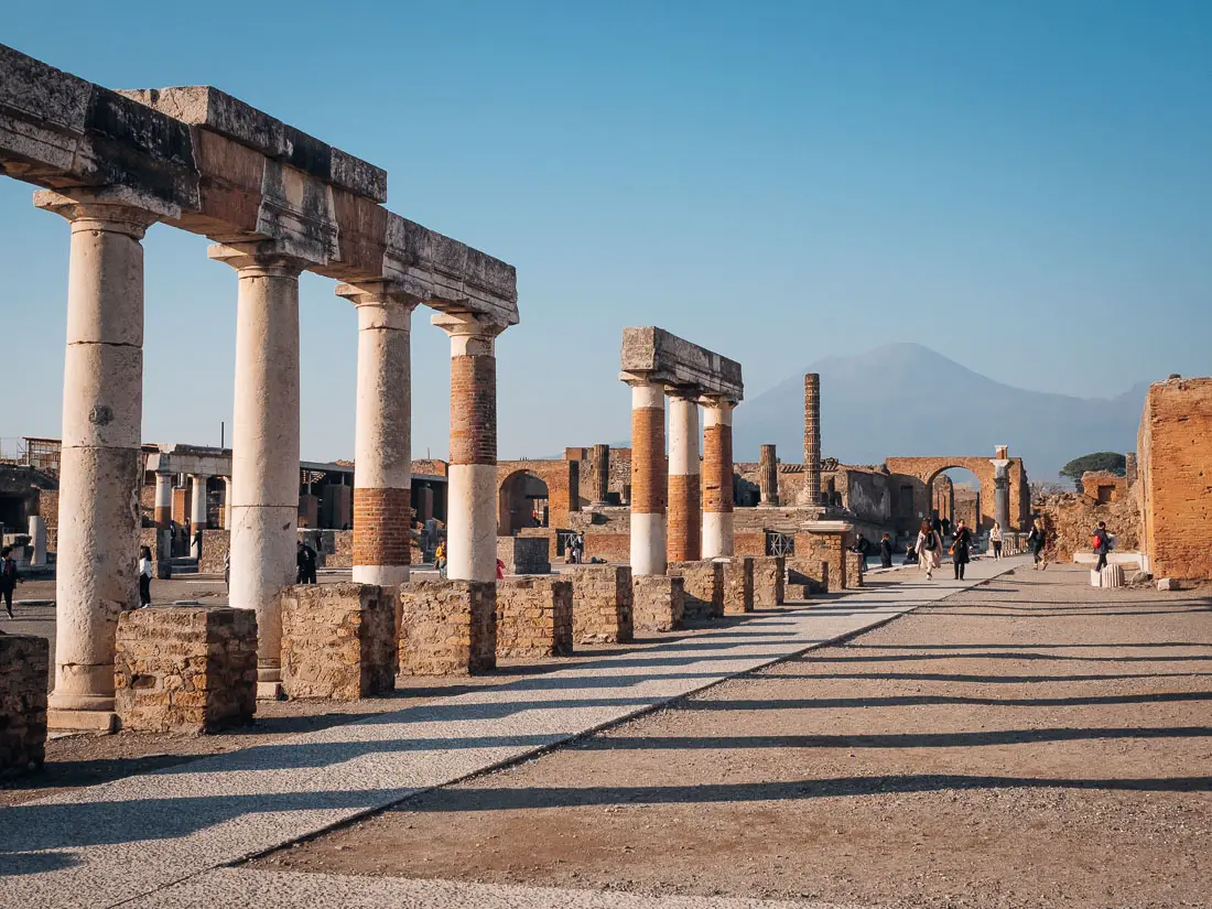 Säulen auf dem Marktplatz in Pompeji
