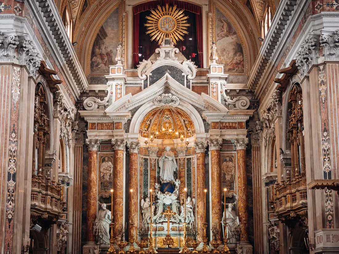 Der Altar in der Kirche Gesu Nuovo in Neapel