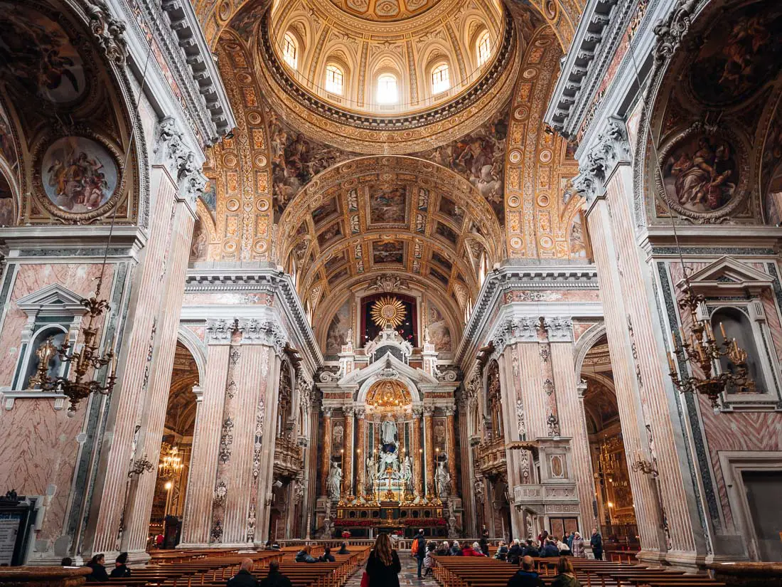 Neapel Sehenswürdigkeiten: Die Kirche Gesu Nuovo von Innen