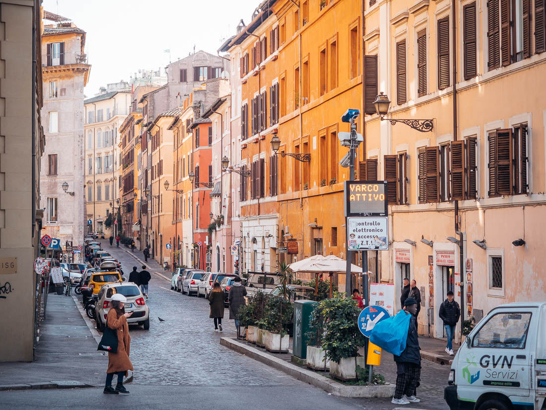 Italien Rundreise: Straße in Rom