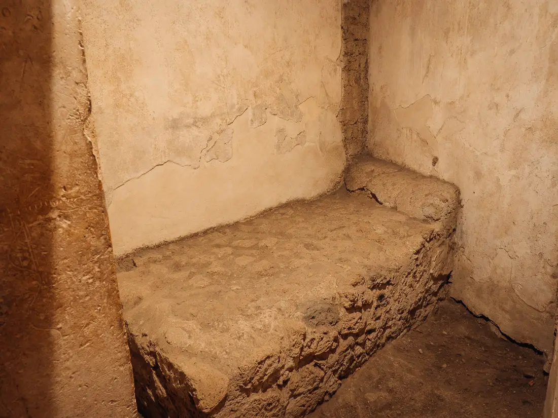 Steinbett im Bordell Lupanar in Pompeji